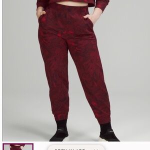 Lululemon Team Canada Relaxed High-Rise Fleece
Jogger *COC logo